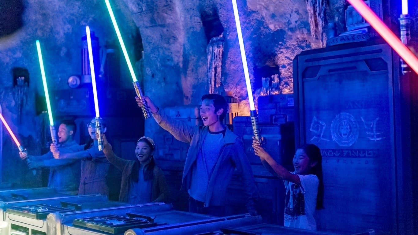 DLR Star Wars: Galaxy's Edge Savi's Workshop - Handbuilt Lightsabers