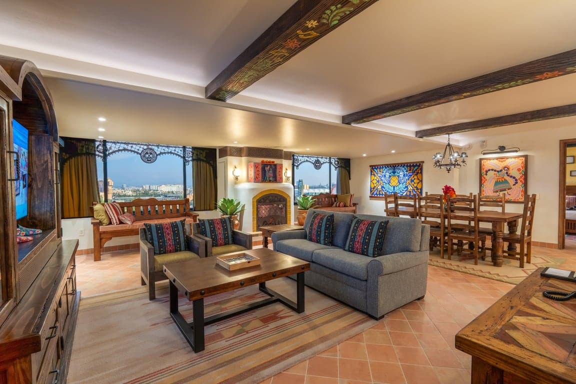 Coco Suite - 2 Bedrooms Wheelchair accessible with tub and option for hearing accessibility. 1 King Bed and 2 Queen Beds and 1 Queen-Size Sleeper Sofa