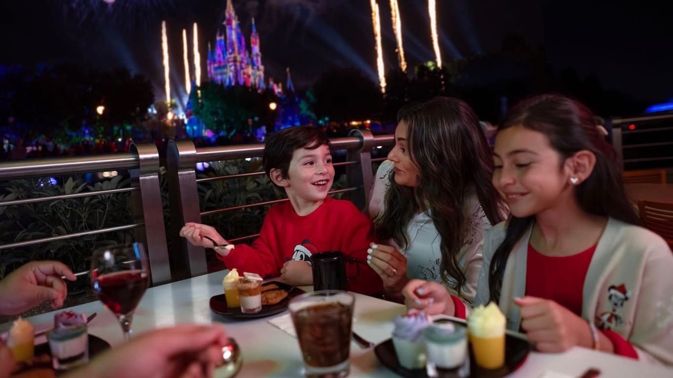 Minnie's Wonderful Christmastime Fireworks Dessert Party at Tomorrowland Terrace thumbnail
